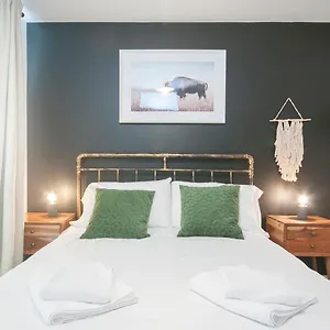 New Modern In The & Close To Stadiums Apartment Cardiff